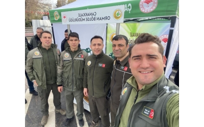 ÇANAKKALE VALİLİĞİ ÖNÜNDE FİDAN DAĞITIMI 