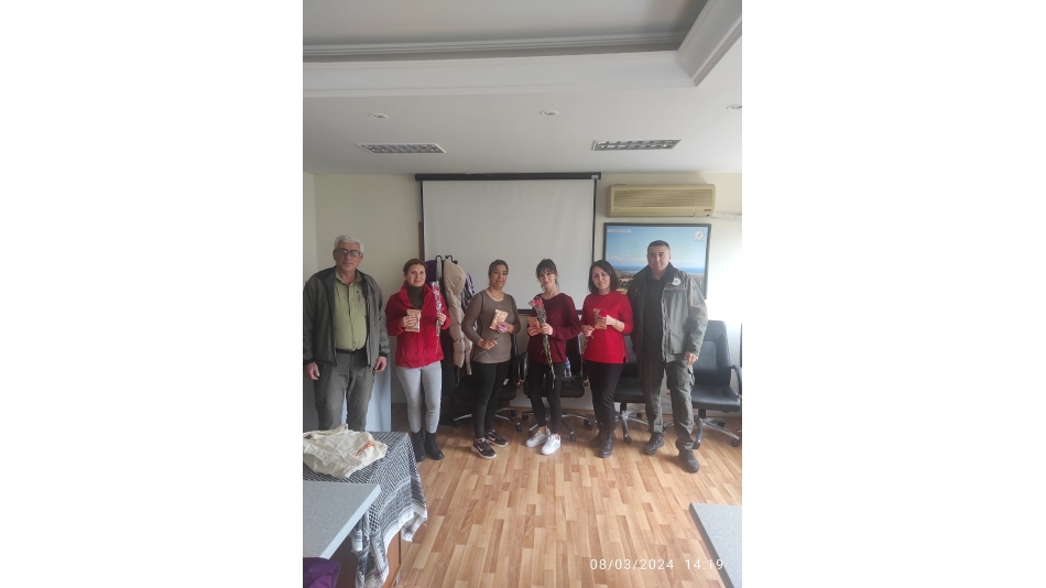 Çanakkale DKMP görevli meslektaşlarımız isyerindeki bayan çalışanların Dünya Emekçi kadınlar gününü kutladılar